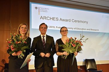 Die beiden Arches-Preisträgerinnen 2019: Prof. Dr. Nina Kolleck und Dr. Miri Yermini 
