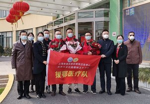 Gruppe mit rotem Banner zur Bekämpfung des Coronavirus © Shanghai Pudong News Area Mental Heath Center, China