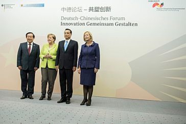 Gruppenbild: Bundeskanzlerin Angela Merkel, der chinesische Ministerpräsident Li Keqiang, Bundesforschungsministerin Johanna Wanka und ihr chinesischer Amtskollege Wan Gang beim Innovationsforum in Berlin 