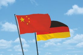 Deutsche und chinesische Flagge wehen nebeneinander