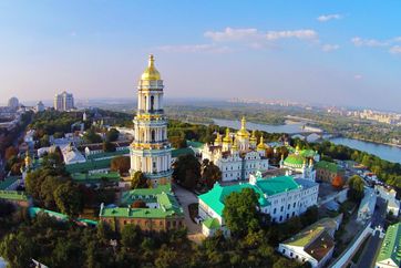Kiew von oben mit Blick über das Höhlenkloster