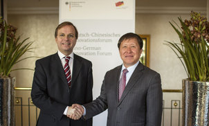 Vizeminister Cao und Parlamentarischer Staatssekretär Rachel auf der zweiten Deutsch-Chinesischen Innovationskonferenz