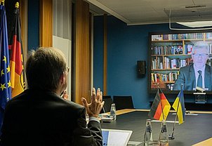 Thomas Rachel, Parlamentarischer Staatssekretär bei der Bundesministerin für Bildung und Forschung, im Gespräch mit dem Botschafter der Ukraine,S.E. Dr. Andrij Melnyk. © BMBF/Hans-Joachim Rickel