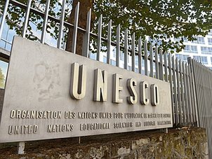 UNESCO-Schild vor dem Gelände der Organisation in Paris