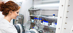 Eine Doktorandin bereitet Pulvermischungen der Hochtemperaturwerkstoffe vor