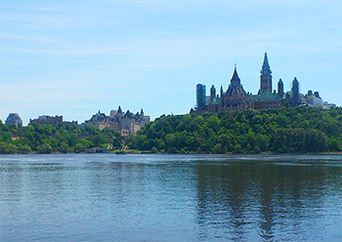 Blick vom See auf den Parliament Hill in Ottawa